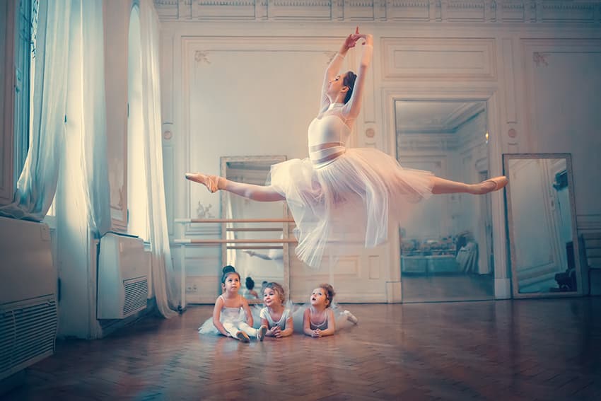 <b>El vuelo de una admirada bailarina</b>
<br>
<br>Esta fotografía tomada en Rusia resultó ganadora en la categoría ‘movimiento’ en la competencia general de los Premios Nacionales 2022. Este año la organización recibió más de 340,000 trabajos de 61 países diferentes y unos 170,000 se inscribieron en la competencia de los Premios nacionales.
<br>