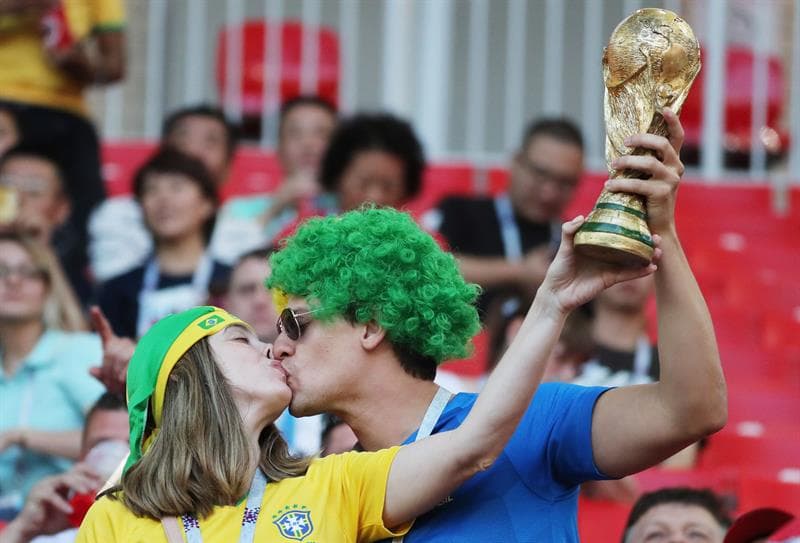 La colorido de Brasil y la fiesta de Serbia marcan dos estilos diferentes de sus hinchas y eso es algo que se refleja en medio del partido del grupo E del Mundial de Rusia 2018.