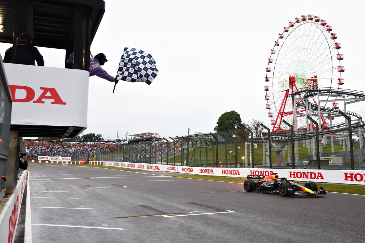 Verstappen dominó de inicio a fin en Suzuka para ser bicampeón de la Fórmula 1 al otorgar los puntos completos por FIA; 'Checo' Pérez finalizó en segundo por sanción a Leclerc.