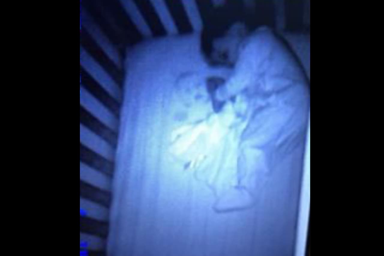 Una madre de Naperville se asustó después de ver al 'bebé fantasma' en la cuna de su hijo