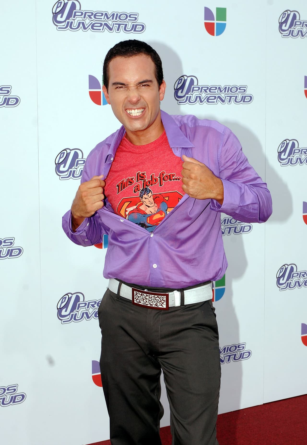En 2005 trat贸 de llegar muy bien vestidito, pero no se olvid贸 del chico rebelde que tra铆a adentro y mostr贸 la playera de Superman que tra铆a debajo.