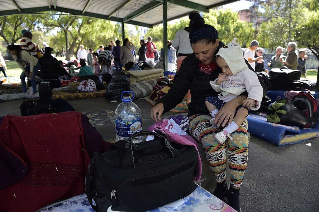 Los migrantes han acampado delante de la embajada de México para pedirle visas humanitarias a ese país.