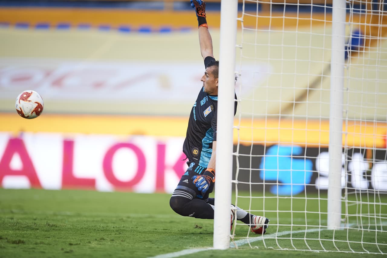 Silveira cobró y estrelló el balón en la humanidad de Nahuel Guzmán.