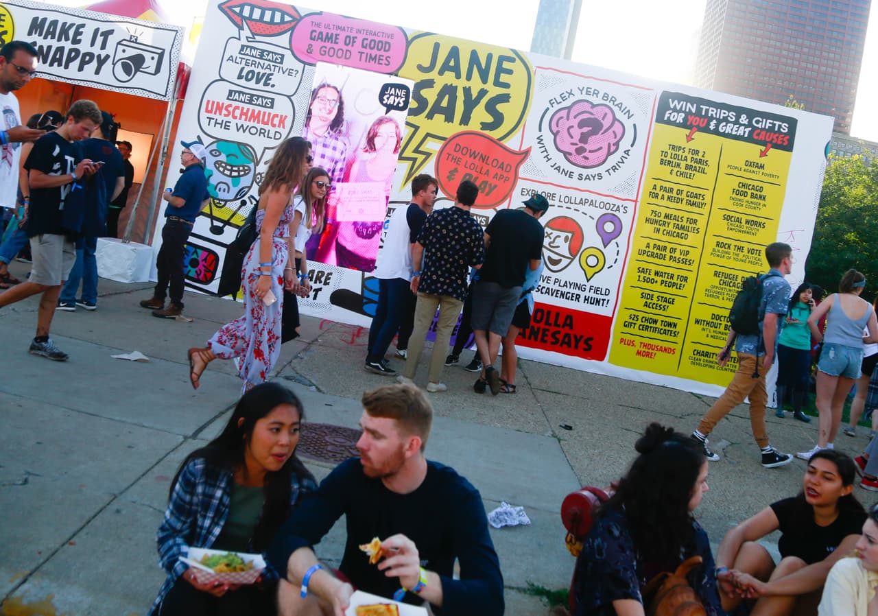 Desde disfraces de unicornios hasta atuendos muy veraniegos, pero eso sí muy buena vibra. Aquí una galería de fotos de la moda y el ambiente de Lollapalooza.