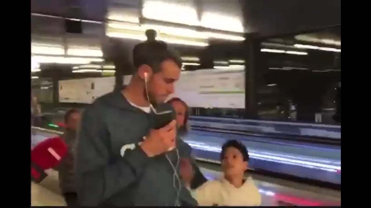 Se viraliza video de Bale ignorando a pequeño fan