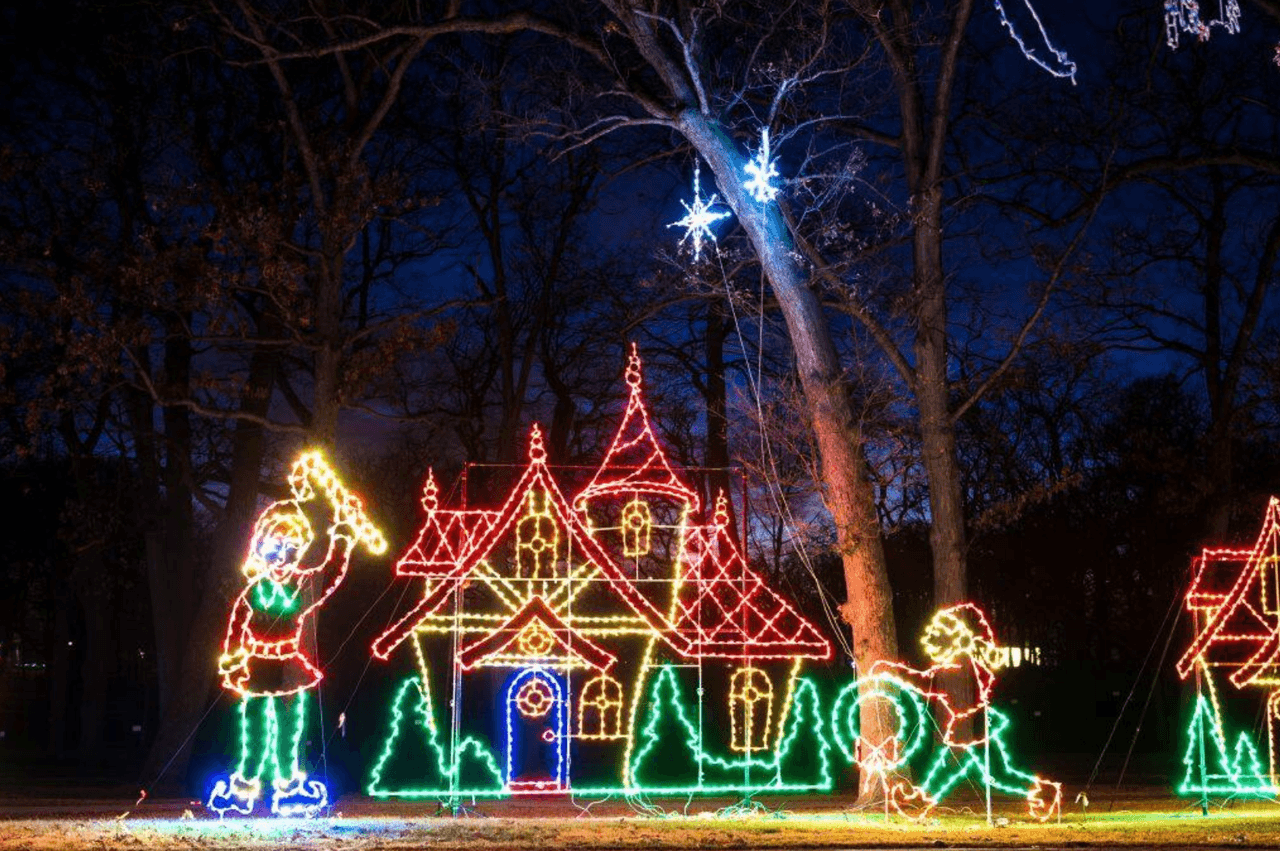 Suba al automóvil, atraviese la puerta iluminada y disfrute de todas las luces navideñas de
<a href="https://www.aurorafestivaloflights.com/" target="_blank">este festival en Aurora</a>, uno de los más grandes de Illinois.