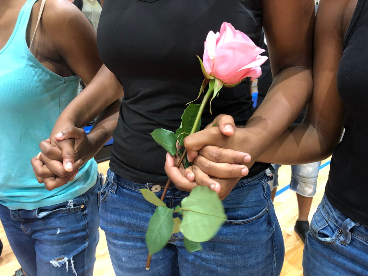 El viernes líderes comunitarios de Dallas llevaron a cabo una vigilia y iniciaron una semana de paz que culmina el 22 de agosto.
<br>