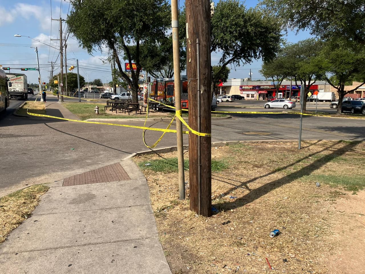 Pero luego se indicó que agredió al empleado con un objeto y que la persona herida se encuentra en condición estable.