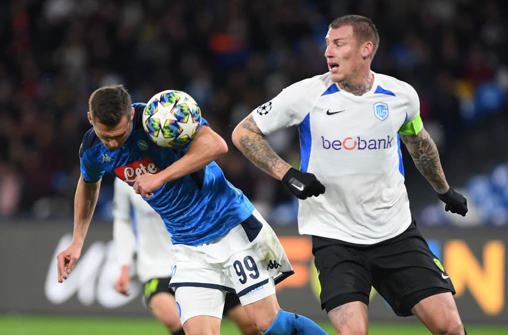Arkadiusz Milik del SSC Napoli cabecea el esférico ante Sebastian Dewaest de KRC Genk.