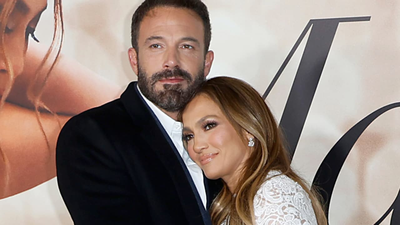 JLo y Ben Affleck se comprometen: la cantante presume así su enorme anillo de compromiso