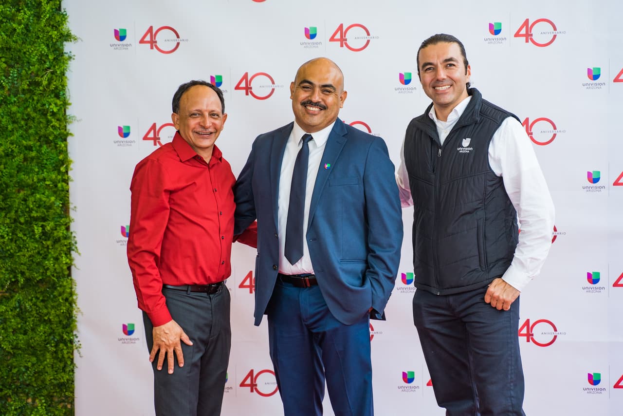Arturo Villareal, Juan Villa, Y Misael González posando para una foto en la alfombra roja de Univisión Arizona.
<br>