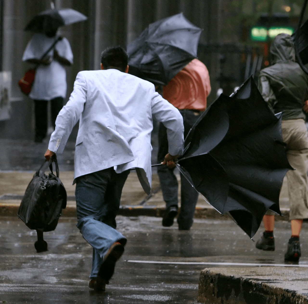 Cancelan advertencia de tornado en Chicago, pero los fuertes vientos continúan