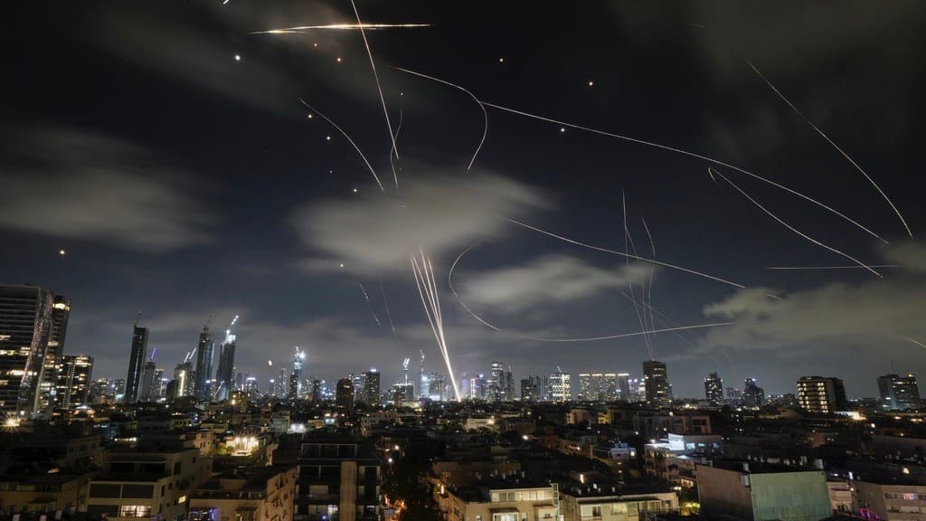 El sistema de defensa aérea israelí Cúpula de Hierro dispara para interceptar misiles durante un ataque iraní sobre Tel Aviv, Israel, la madrugada del miércoles 18 de junio de 2025.