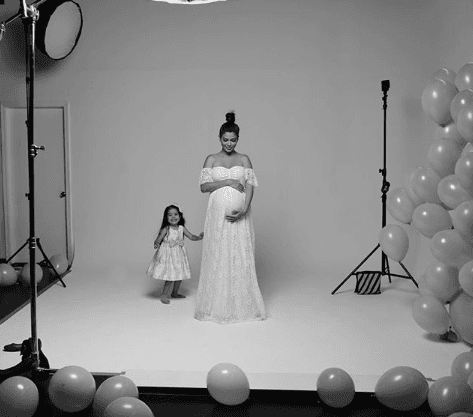 Posar junto a ella en las fotos de su embarazo fue sin duda una experiencia muy divertida para la conductora.