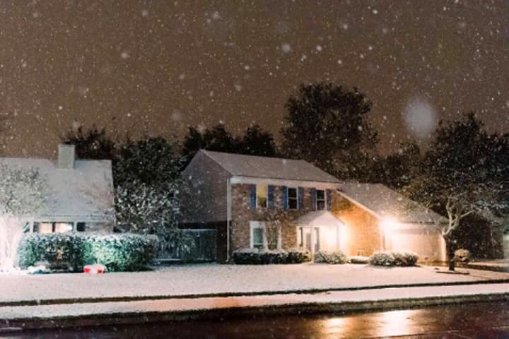 Muchos aprovecharon el raro evento para tomarse fotos, jugar con la nieve y construir el tradicional muñeco navideño.