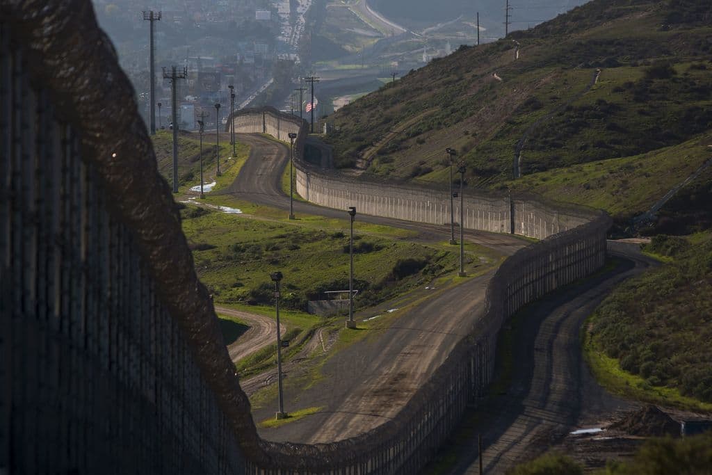 Segmento del muro que divide a México de Estados Unidos en varias partes de la frontera.