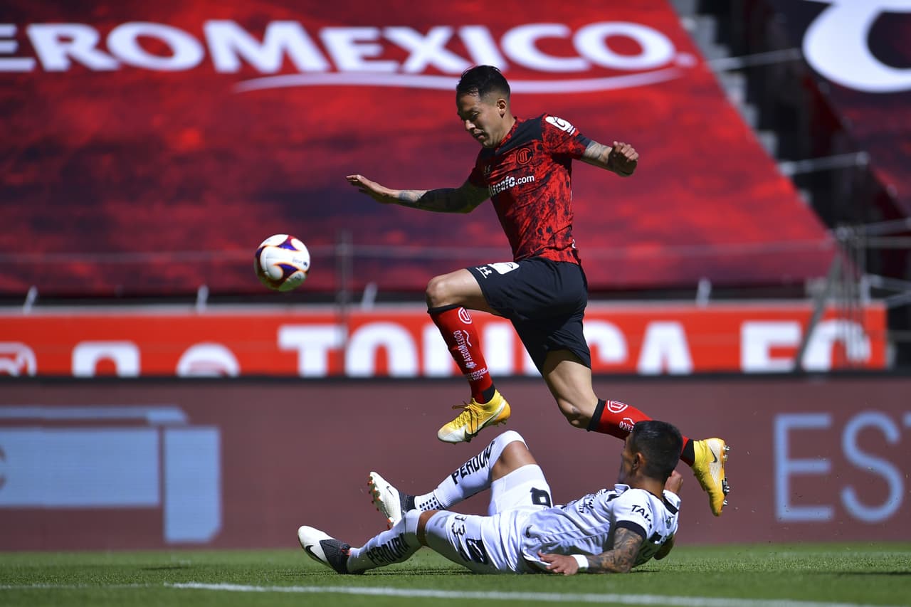 Toluca se impone a Querétaro 3-1. Sepúlveda abrió el marcador para los 'Gallos Blancos', pero Castañeda y Canelo le dieron la vuelta al marcador en seguida y, para finalizar. Estrada marcó el tercero que le dio la victoria a los 'Diablos Rojos'.