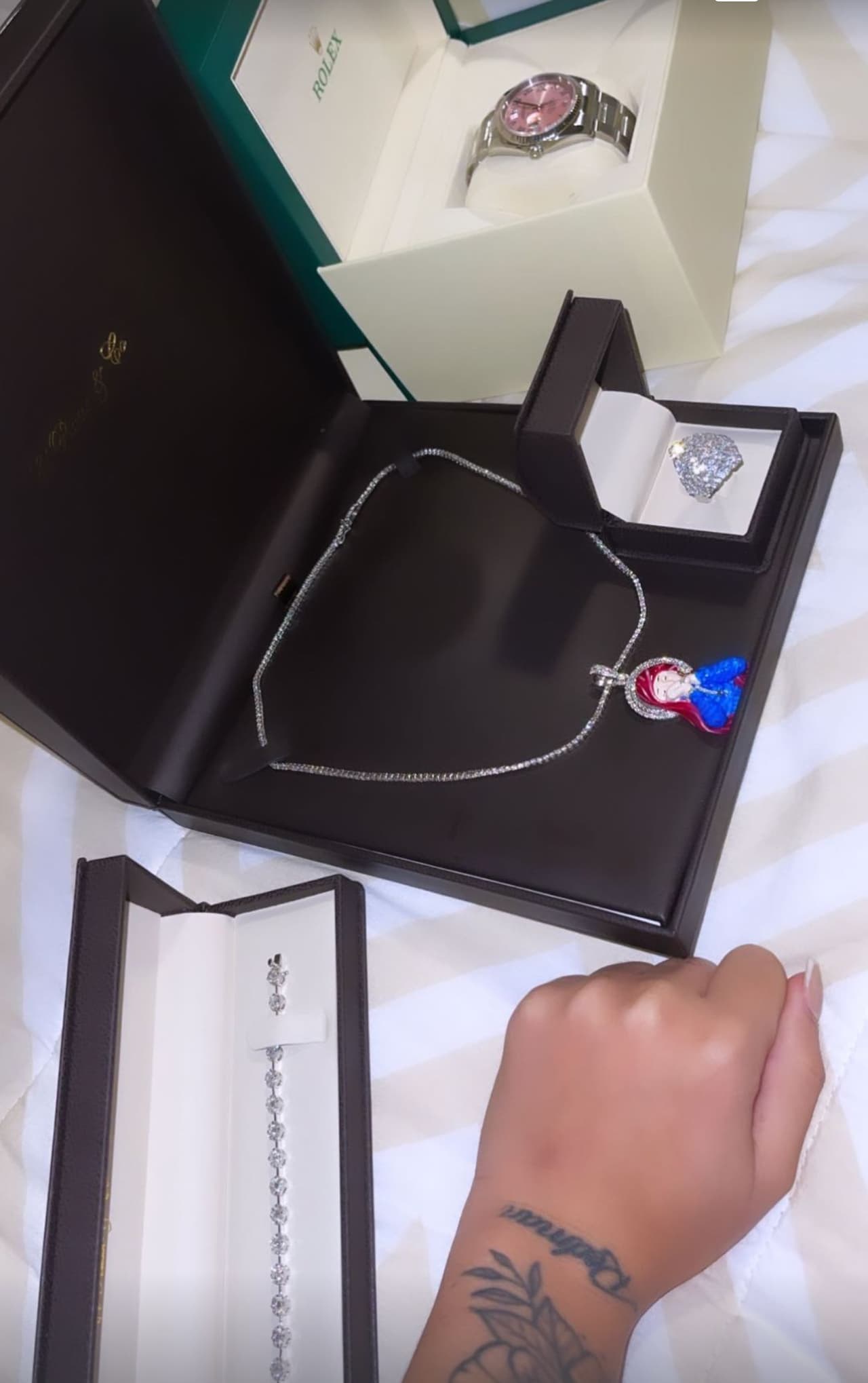 Las alhajas, relojes, cadenas y costosas pulseras con piedras preciosas que le ha dado a Yailín, también hizo lo mismo con Karol.