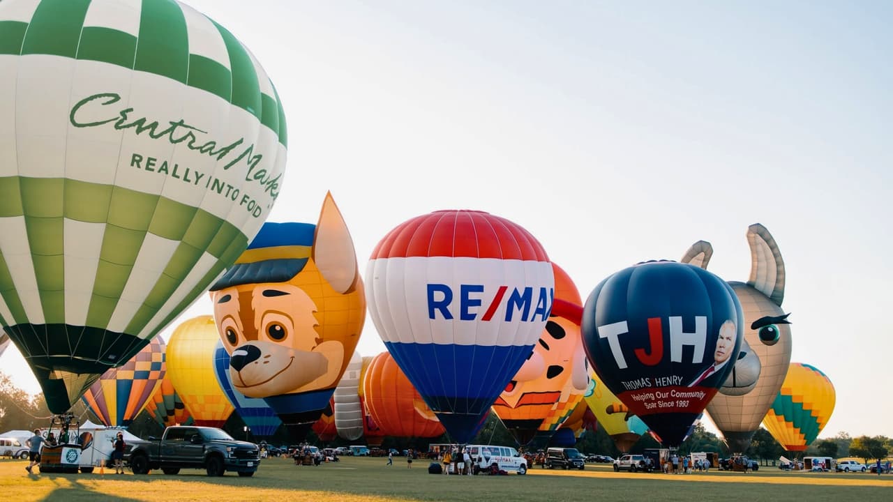 <h3 class="cms-H3-H3">Ojo con el tráfico alrededor del parque </h3>El evento será
<a href="https://maps.app.goo.gl/dt7WKEEMQySwf7127" target="_blank">en Oak Point Park / Red Tail Pavilion, 2801 E. Spring Creek Parkway, Plano. </a>
<br>Los organizadores
<b>recomiendan evitar Spring Creek Parkway</b> debido a la congestión.
<br>Además,
<b>el tramo entre Jupiter Road y Parker Road estará cerrado al tráfico</b> durante el festival.
<br>
<b>Para quienes solo quieren ver los globos, la decisión es bastante sencilla:</b> madrugar para intentar verlos despegar o llegar al anochecer para verlos encendidos.
<br>En ambos casos,
<b>revisar el estado del tiempo antes de salir puede ahorrar un viaje en vano.</b>
