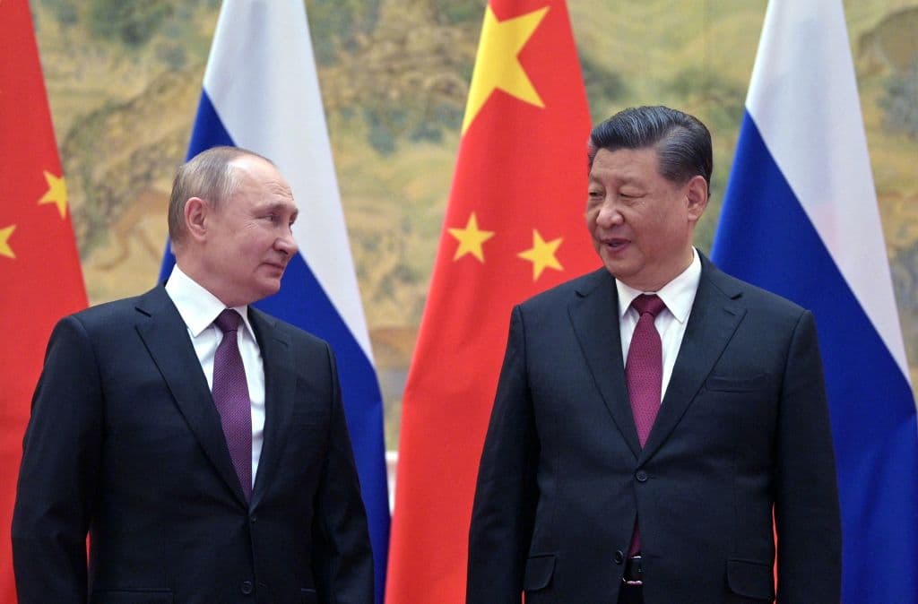 El presidente ruso Vladimir Putin y su homólogo chino Xi Jinping durante una sesión de fotos como parte de su reunión este viernes en Pekín.