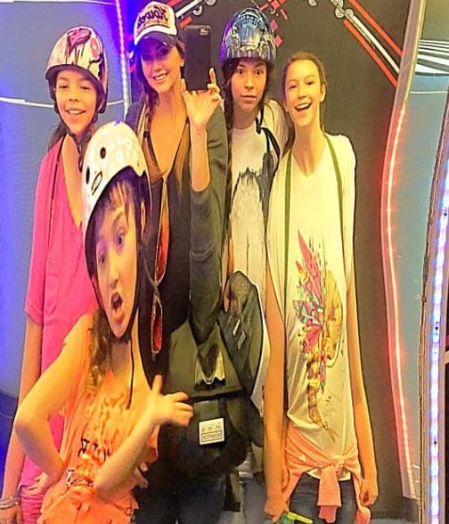 Andrea Legarreta llevó a sus hijas y amiguitas a la casa de los espejos en el Bosque de Chapultepec, en México.