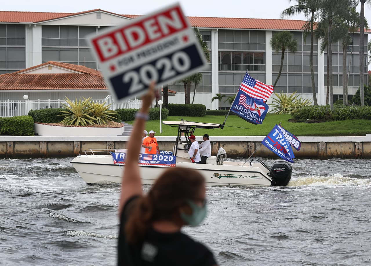 Algunos seguidores de Joe Biden, el candidato demócrata a las elecciones del 3 de noviembre, le mostraron su apoyo desde tierra.