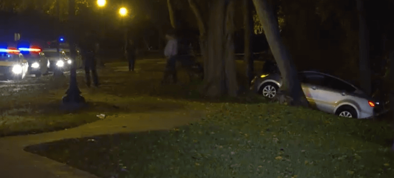 Un hombre fue encontrado baleado y gravemente herido dentro de su vehículo en Alta Mesa and Forest Parkway. La víctima fue trasladada a un hospital, donde falleció.