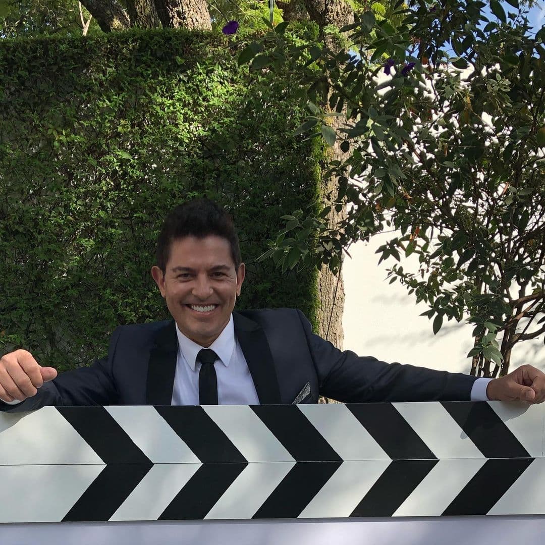 "Salí del foro en una grabación, tenía 10 minutos, me salí a tomar un poco de aire y habían pintado estas rayas amarillas y
<b>empezó a llover, simplemente di dos pasos y no sé ni cómo terminé en el piso</b>", contó en entrevista con diversos medios de comunicación.