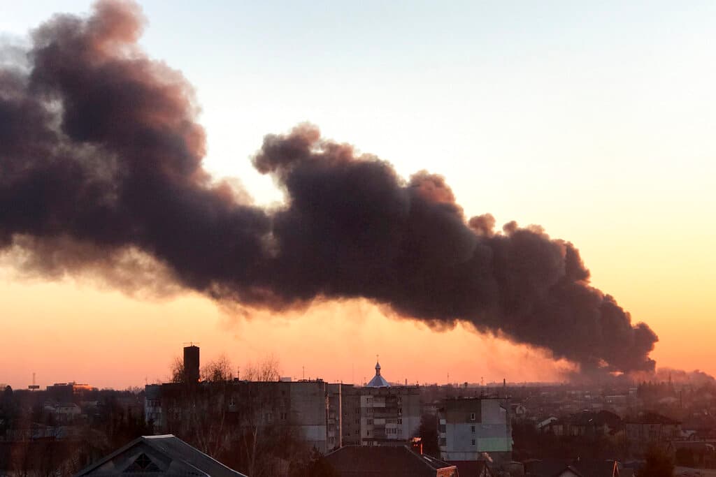 Una nueba de humo después del impacto de un misil ruso en Lviv, en el oeste de Ucrania.