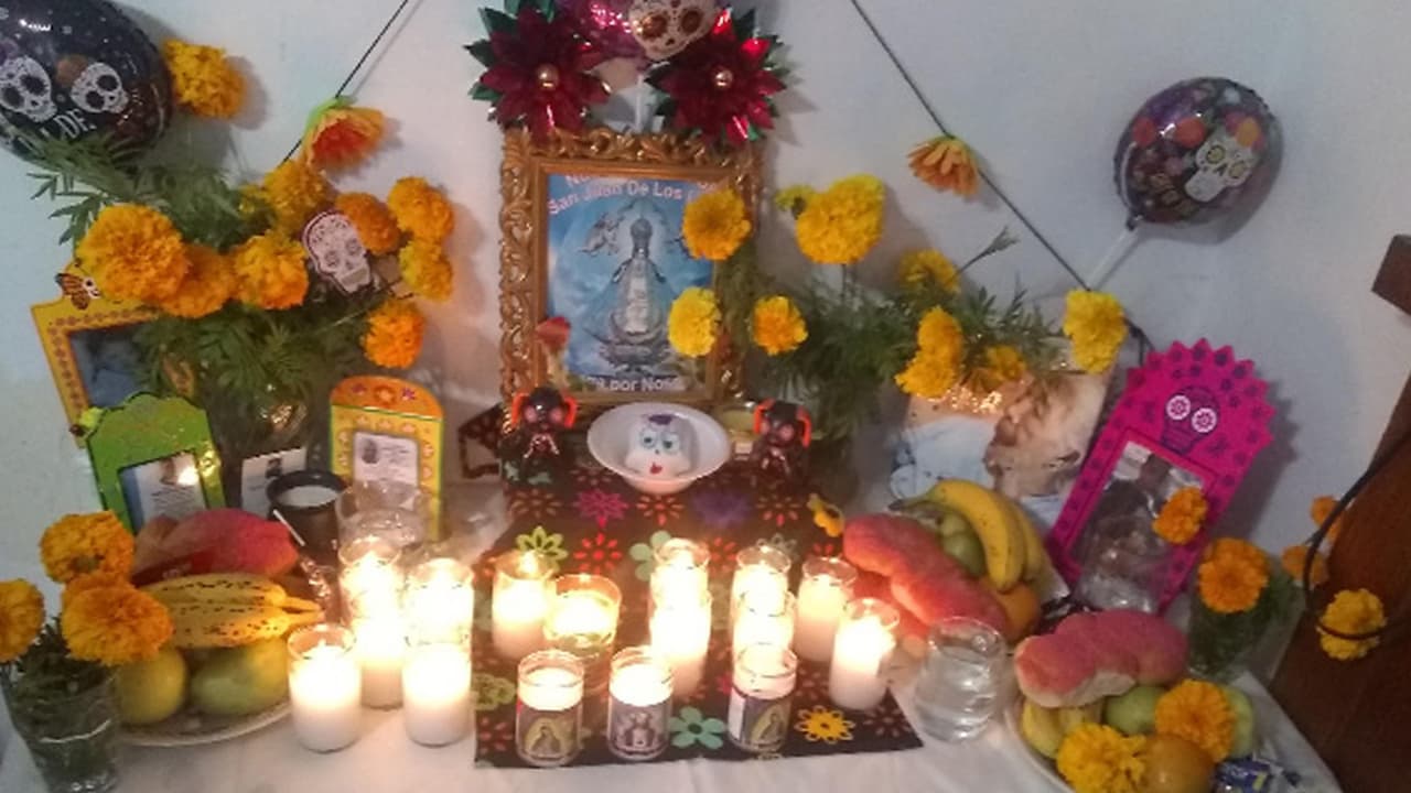 El señor Bonifacio Ramos nos comparte su altar, en memorioa de su hijo y su nuera.