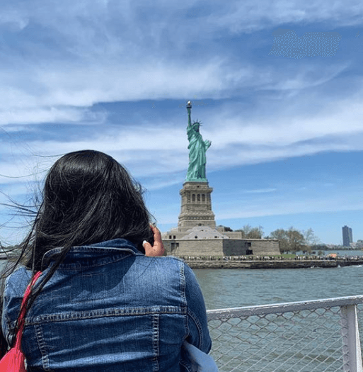 Por ahora, la mexicana pasa la mayor parte del tiempo en Nueva York hasta donde se trasladó para aprender el idioma inglés, aunque ha reconocido que
<b><a href="https://www.univision.com/famosos/yalitza-aparicio-confiesa-el-reto-en-el-que-se-han-convertido-sus-estudios-de-ingles-fotos">le han costado trabajo sus clases</a></b>.