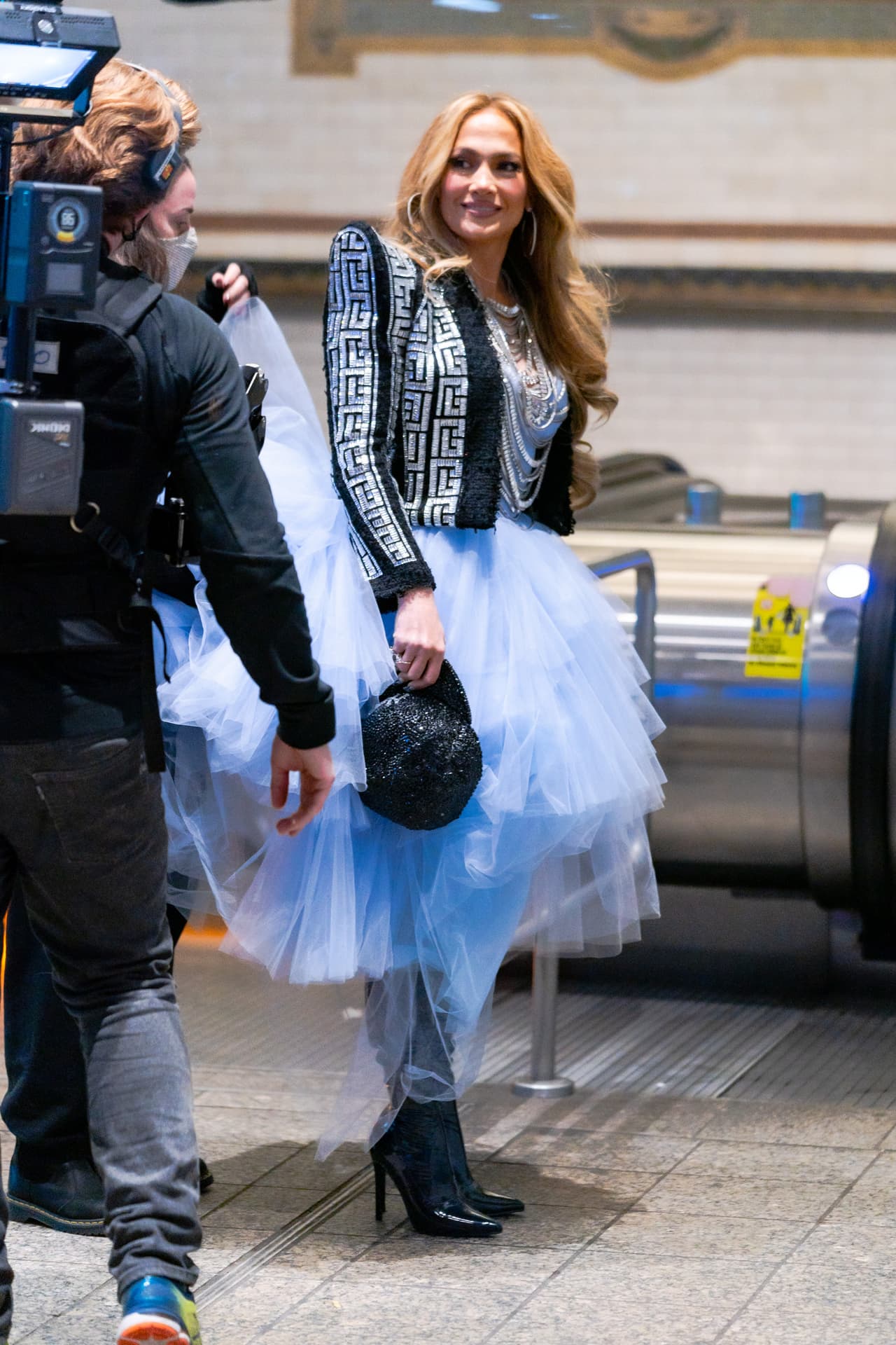 <b>Jennifer Lopez </b>
<br>Para
<a href="https://www.univision.com/famosos/jlo-cerro-el-2020-performance-dream-on-fotos">su presentación</a> durante el ‘Dick Clark's New Year's Rockin' Eve’ de 2021, la cantante grabó una parte en el metro y recordó su infancia en el Bronx.