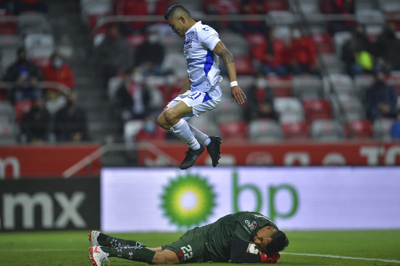 Con dos goles desde el manchón penal, Toluca vence 2-1 a Cruz Azul en el infierno y rompen la racha de la máquina de 19 partidos sin ver la derrota.