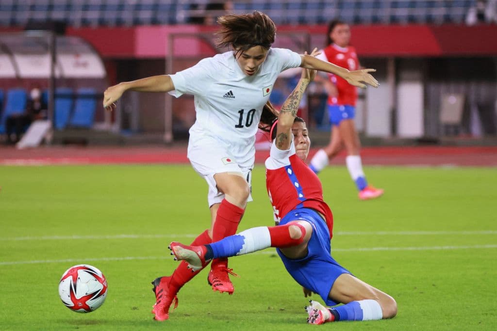 El eqiupo de Chile cae ante las anfitrionas 1-0 y se despiden de los Juegos Olímpicos tras haber hecho historia como el primer equipo en conjunto en competir en este evento. Japón queda como mejor tercero y finaliza en la última posición del Grupo E.