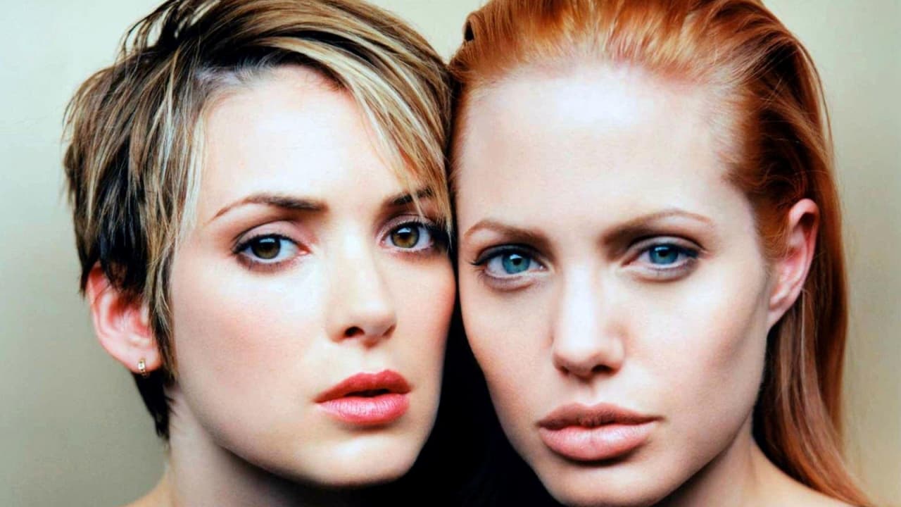 WINONA RYDER and ANGELINA JOLIE in GIRL, INTERRUPTED (1999), directed by JAMES MANGOLD. Credit: COLUMBIA PICTURES / Album