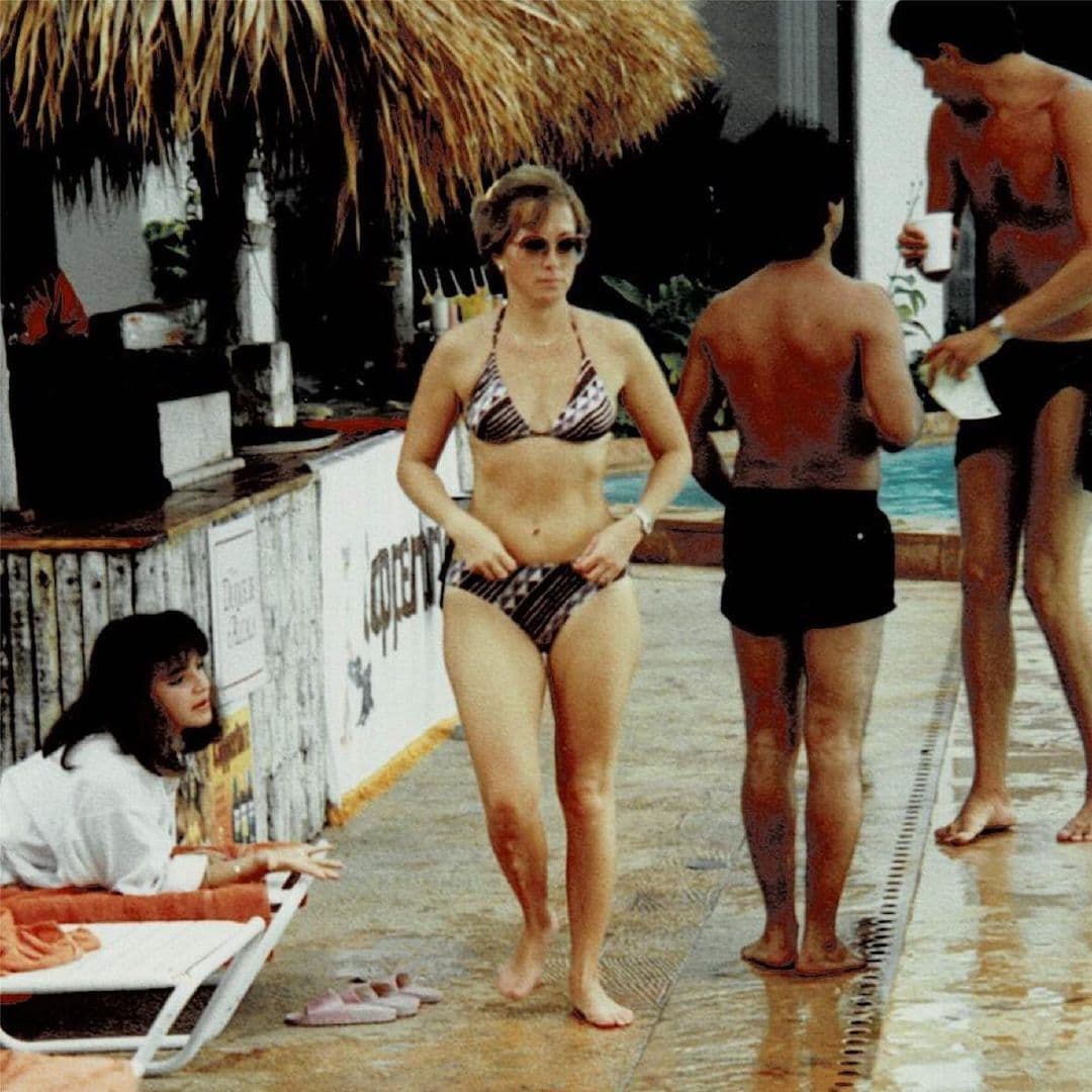 Sin temor a las críticas, Ayala publicó una foto de cuando era más joven, luciendo su figura en bikini y caminando paralelo a la alberca.