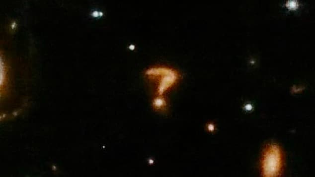 La Agencia Espacial Europea estima que el signo de interrogación espacial fotografiado por el telescopio Webb se encuentra a 1,470 años luz de la Tierra.