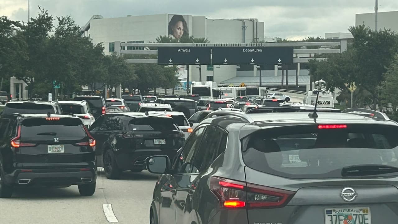 El tráfico vehicular se desvió al nivel de llegadas. Las autoridades pidieron a los viajeros tiempo adicional y seguir las indicaciones de la policía y del personal del aeropuerto.