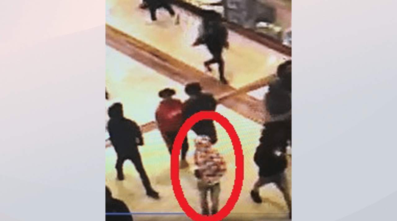 La policía respondió el sábado a una pelea originada en la entrada del centro comercial