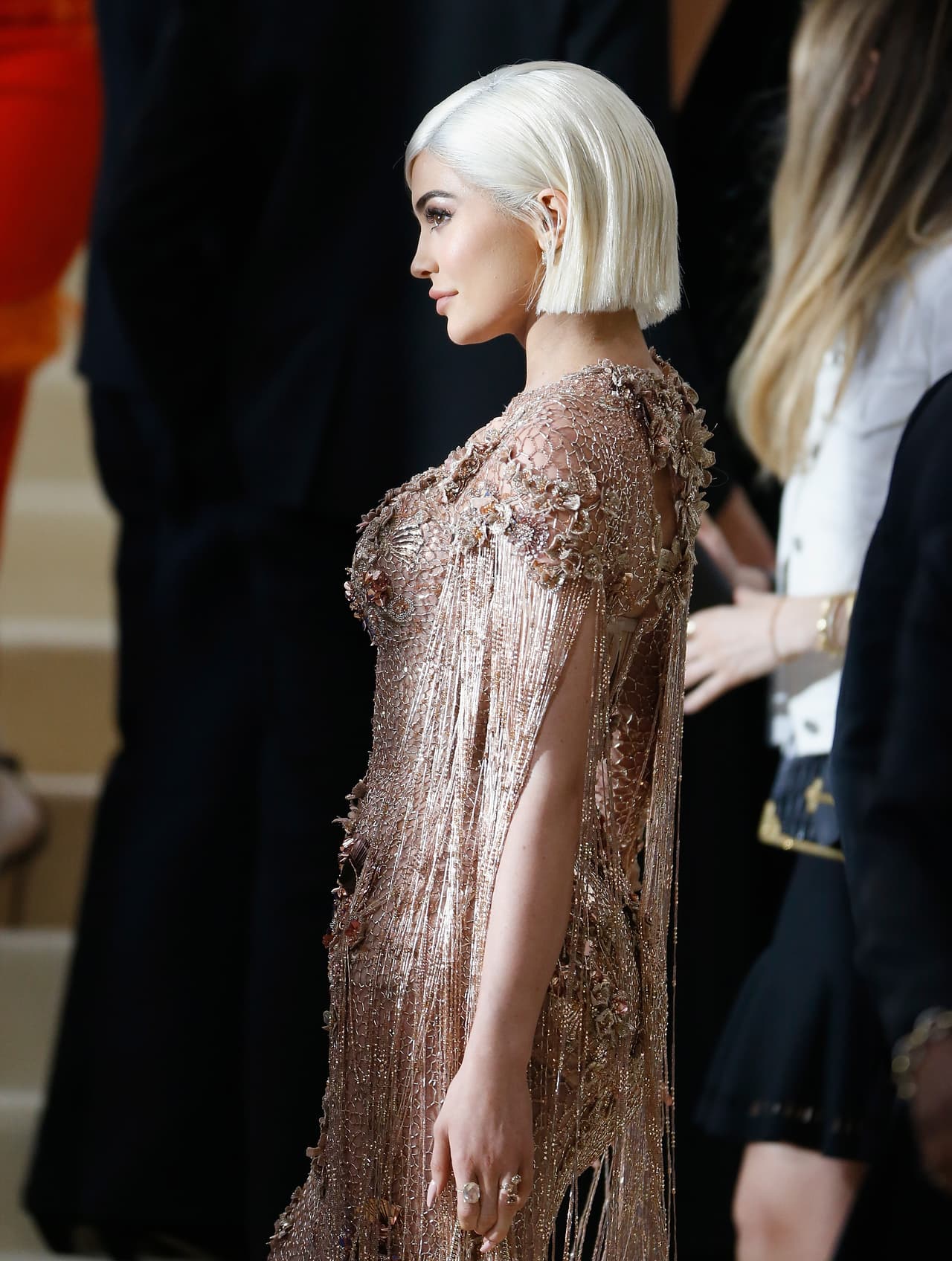 Luego añadió otros cosméticos como sombras y correctores, y elevó el valor estimado de su empresa a
<b>800 millones de dólares</b>, calculó Forbes con
<b>cifras "conservadoras"</b>. Ella
<b>es dueña del 100 %</b> de la compañía.