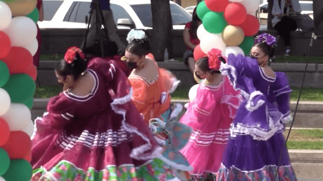 "Toda la cultura hispana, somos muy ricos en ese sentido cultural de textiles, comida y tradiciones" comenta Lucía López Castillo, quien vende tejidos y vestuarios de México
<br>