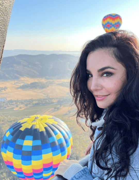 La actriz de 38 años sigue teniendo una buena relación son su exesposo, al grado de que Cory la ayudó en una ocasión para aplicarse las inyecciones que el tratamiento para congelar los óvulos requiere.