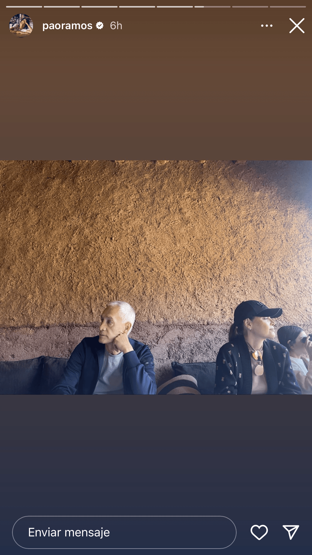 Fue la también joven periodista quien reveló esta foto en la que se ve a su papá junto a la venezolana y una de sus hijas durante uno de los paseos que tuvieron por Marrakech.
<br>