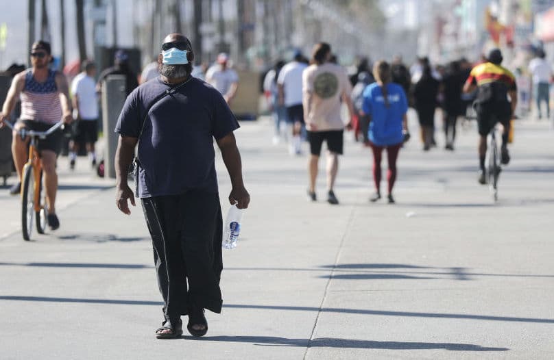 Boulevard en Venice Beach, California, este domingo. Aunque muchos llevaban mascarillas, otros no tomaron medidas preventivas ante el covid-19.