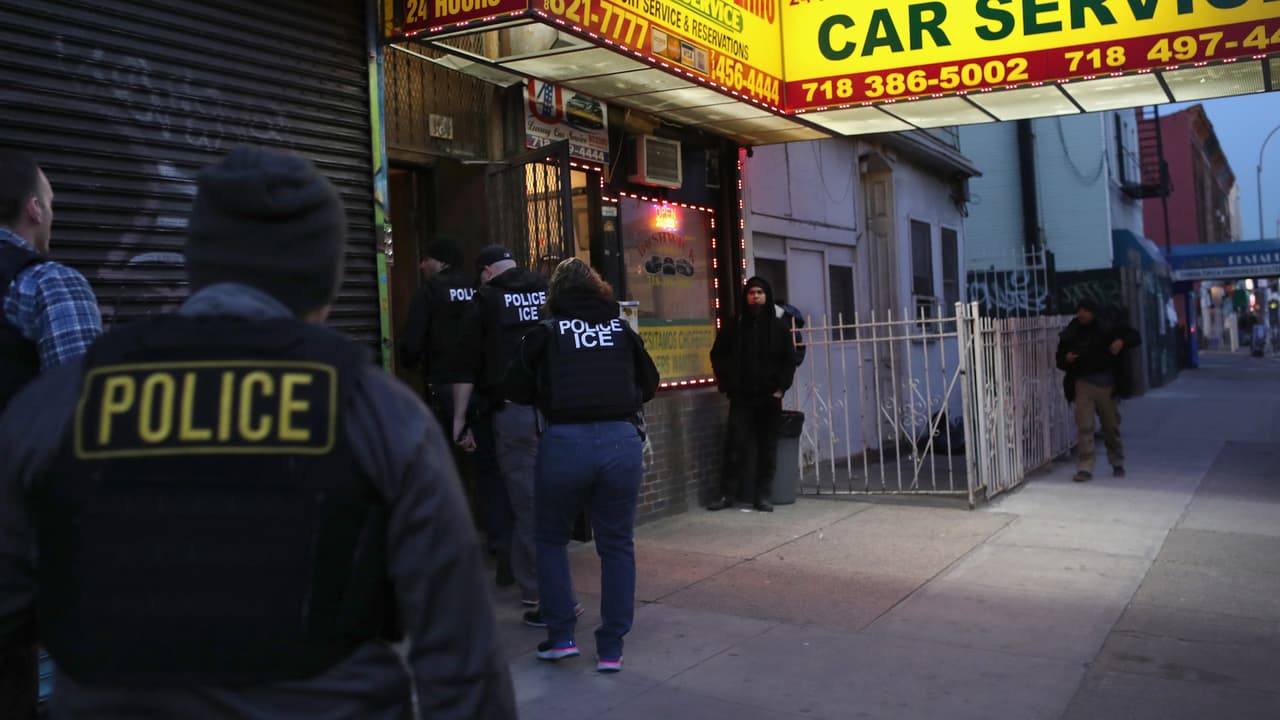Operativo de ICE en área urbana de los Estados Unidos.