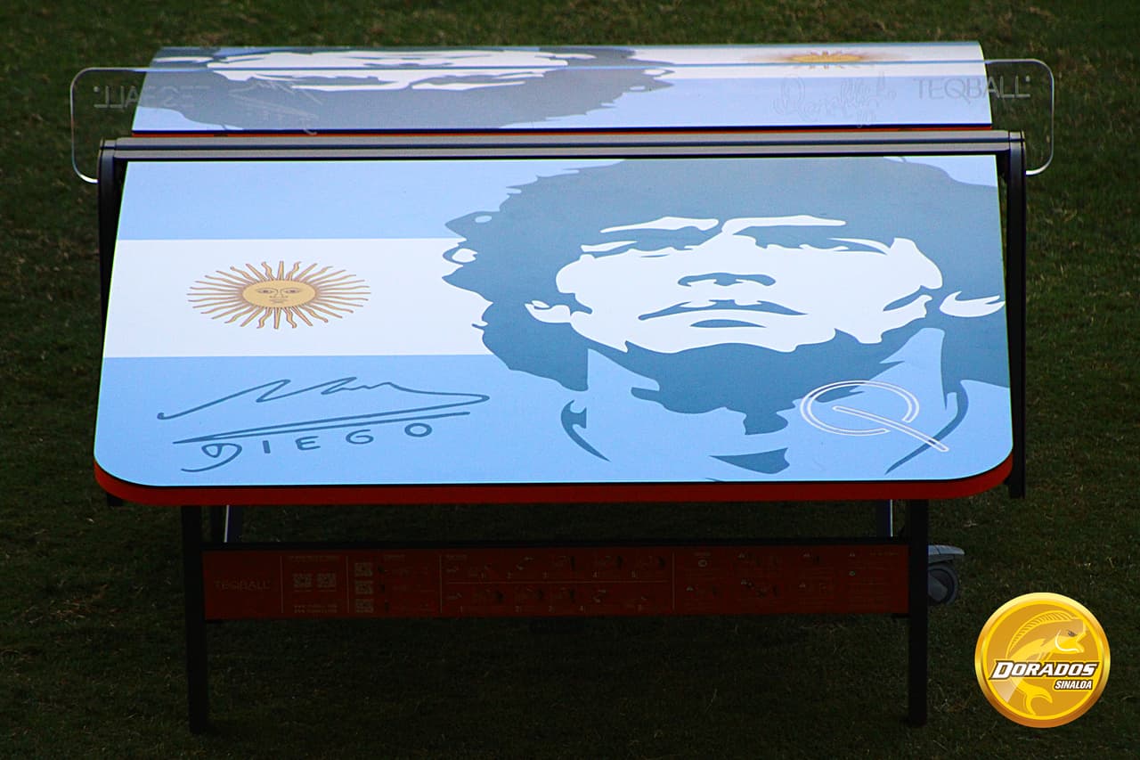 Le regaló dos mesas para jugar al teqball. Jueguito entre los futbolistas que se desarrolla con el balón sobre una mesa curva y se juega a puntos.