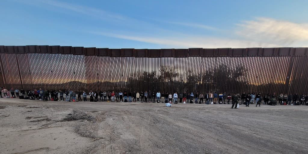 Setenta y cinco migrantes, en su mayoría adultos y unidades familiares, fueron detenidos cerca de Lukeville, Arizona el jueves pasado. Este es el cuarto grupo grande que reportan las autoridades fronterizas en dos semanas.