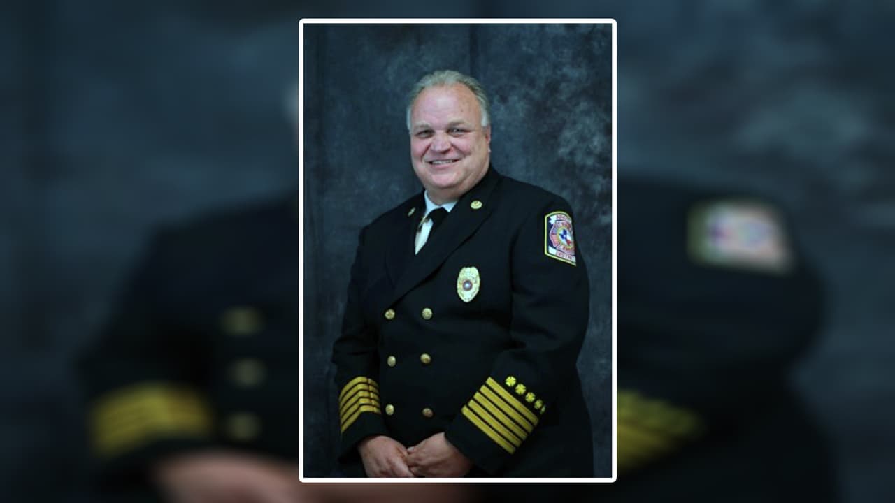 Al jefe de bomberos detenido por el FBI lo acusan de robar medio millón de dólares para pagar su tarjeta de crédito