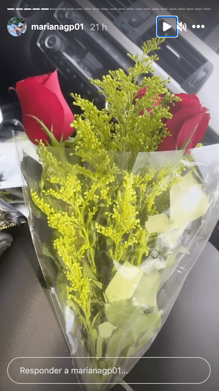 Mariana comparte los detalles que recibe, como estas sencillas flores, pero que no dejan de ser un lindo gesto de amor.