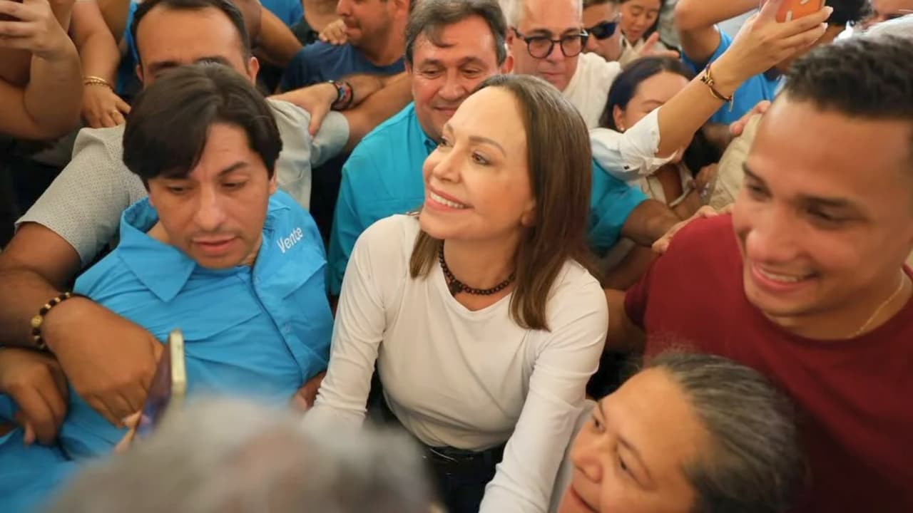 María Corina Machado reapareció rodeada de seguidores en Barquisimeto, estado Lara, este domingo 25 de octubre, tras casi diez meses fuera de Venezuela.